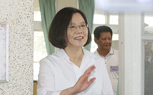 民進黨新北黨部黨職改選　蔡英文現身投票所