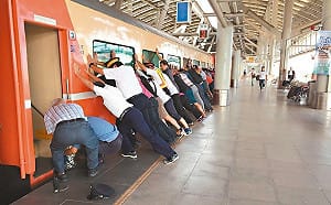 30人齊力推火車救人！卡月台婦女送醫仍不治
