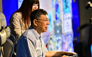 柯P瘋電競！上場與玩家火熱尬《爐石戰記》