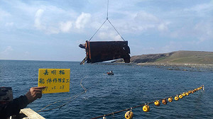 嘉明輪提前完成船骸移除 油汙清除確保航道安全