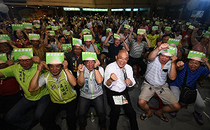 秒換「侯友宜後援會布條」蘇貞昌批公器私用