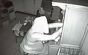 怕神明認出有報應 男毛巾蓋頭偷金牌遭逮