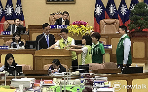 黨團送朱立倫「饅頭」 籲市長任期「做一天和尚敲一天鐘」