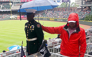 球場有洋蔥！非裔陸戰隊小兵站崗  美國大叔幫撐傘感動人