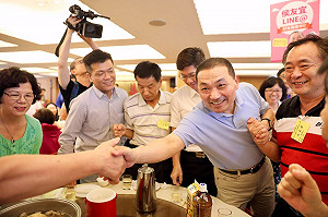 最強探長見最強菜販 侯友宜明南下與韓國瑜合體造勢