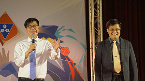 陳其邁搞怪「bang不見」嗨翻雄中畢業生