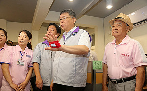 柯文哲視察長照機構 老人嗆：還我4500！