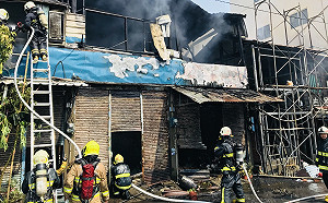 高雄鼓山木造民宅起火　 2居民順利逃生