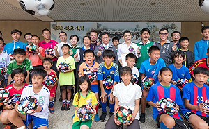 昇恆昌贈世足球 鄭文燦：扎根桃園足球運動