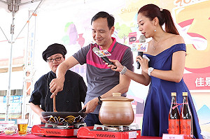 行銷「幸福山仔腳」 朱立倫化身總鋪師滷焢肉