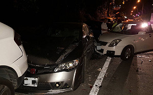 女酒駕還低頭拿手機　殃及路旁3車