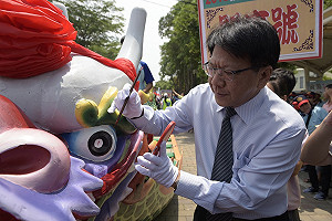屏東東港划龍舟競賽又來了！潘孟安循古儀開光點睛
