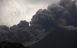 瓜地馬拉火山再噴發 死亡人數至少72人