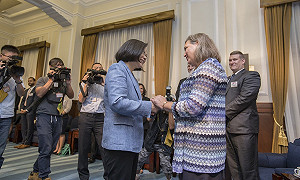 蔡英文接見民主黨智庫  強調台美關係獲跨黨派支持