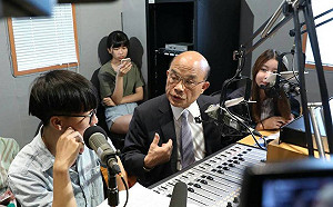 校園電台專訪直播  蘇貞昌勉年輕人衝衝衝