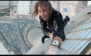 法蜘蛛人徒手爬123樓樂天世界塔 半途被攔逮捕