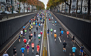 路跑活動年丟棄4百萬個免洗杯 綠色和平：7成願自備水杯