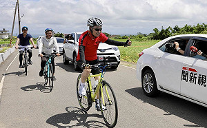 生日騎車吃西瓜慶生  侯友宜:要打造完整北海岸自行車道