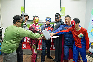 吳芳銘變裝做環保  嘉義縣世界海洋日淨灘即刻救援