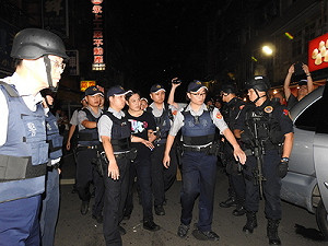 肇事逃逸躲三重公寓  與警拔槍對峙後棄械投降