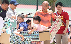 蘇貞昌端午衝衝衝  發揮創意路上划龍舟