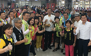 包愛心粽身陷綠營重圍！朱立倫避談選總統