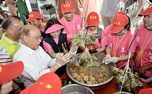 蘇貞昌親手包粽做愛心 民眾加油支持「包中」