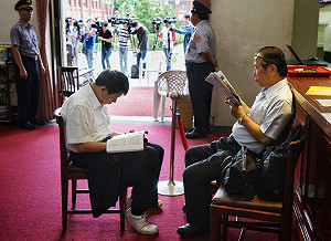 軍人年改臨時會登場   兩大黨立委相對而坐卻相視不語