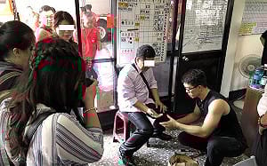 新郎官卡戒剪除，眾親友歡樂「觀禮」