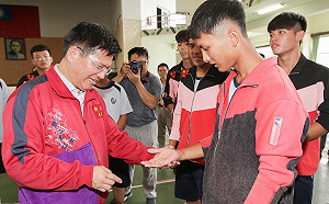 新社高中拔河奪冠 林佳龍親賀允諾購置室外拔河機