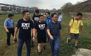 內科旁有垃圾山  丁守中批「城市之恥」