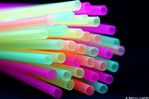 加州眾議院通過  限制使用一次性塑膠吸管