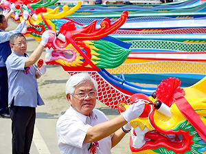 雲林首辦龍舟賽起跑！8艘台製玻璃纖維龍舟點睛下水