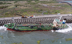 兩油輪擱淺高雄 航港局明將完成抽油作業
