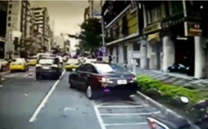 高雄小客車衝撞人群 三車受損7人傷