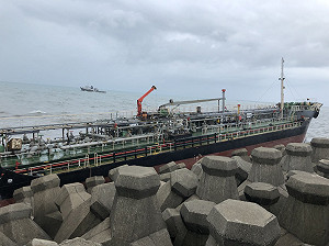 兩貨輪擱淺高雄海岸 今將完成餘油抽除