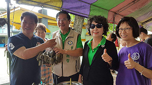 涂醒哲端午節跑行程，遇同天壽星送粽預祝「包中」