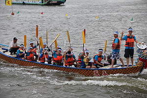 澆不熄的熱情！嘉義端午龍舟競賽大雨中登場