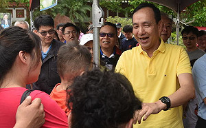 侯友宜妻又昱公司與文大宿舍同地址！朱立倫嘆：攻擊娘家沒有意義