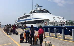 收假偏遇海象不佳 澎湖船班停航  緊急協調加班機載客回台   