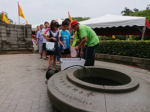 求消災解厄一整年！大甲鐵砧山端午取午時水大排長龍
