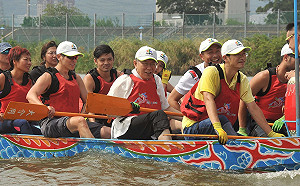 逆風逆流划5.5公里！龍舟初體驗  柯：划到一半就想罵人