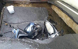 傻眼！台南連日大雨 地面驚見大洞騎士連環慘摔