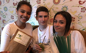 吸管之亂》法高中生心痛海龜鼻受傷  創業賣可分解吸管