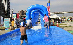 總長135公尺！新月橋夏日最狂滑水道開放報名