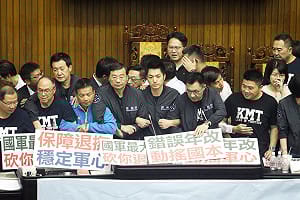 民進黨強硬今三讀軍改  國民黨團盤據主席台抗議