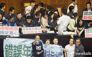 藍委阻擋軍改審查盤據主席台  民進黨祭出「抱力」清場