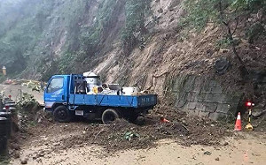 阿里山公路泥流湧現  民眾空拍質疑濫墾