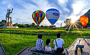 白天晚上都精彩！石門熱氣球嘉年華夜間光雕噴火秀登場(影)