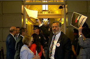 移民政策狠拆散家庭 美議員嗆川普：你沒有孩子嗎？